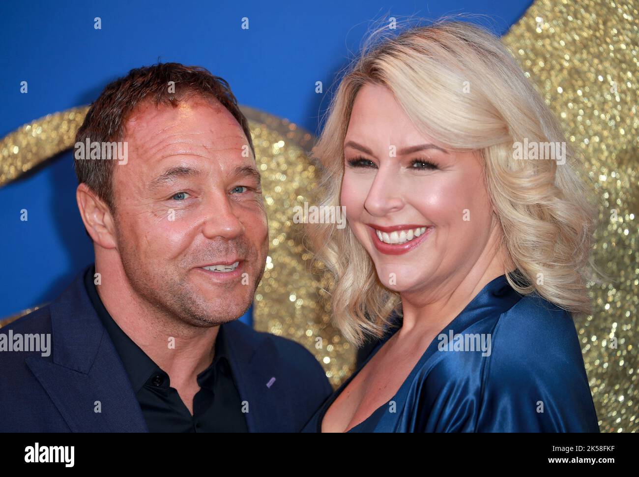 Stephen Graham e Hannah Walters partecipano alla prima mondiale "Matilda The Musical" di Roald Dahl al Royal Festival Hall di Londra, Inghilterra. Foto Stock