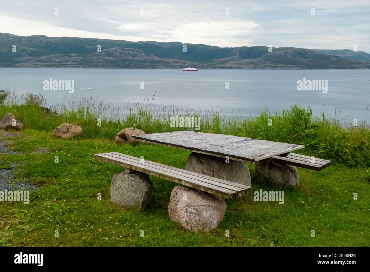 Vista sul mare e tavolo da picnic dall'isola di Leka in Norvegia Foto Stock