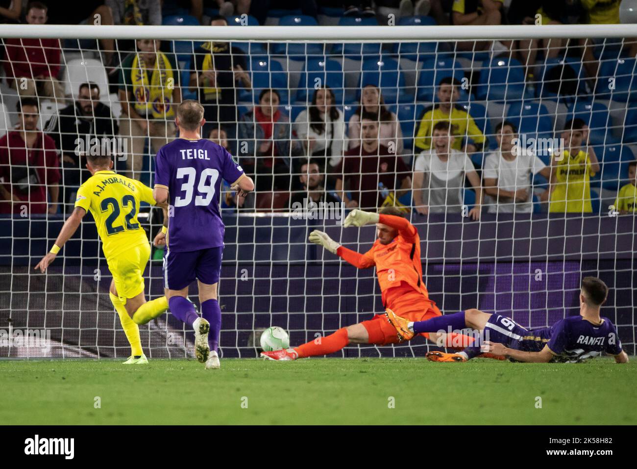 Valencia, Spagna, 6 ottobre 2022. Jose Luis Morales di Villarreal festeggia dopo aver segnato il gol 4-0 con il suo compagno di squadra durante la partita della UEFA Europa Conference League tra Villarreal CF e FK Austria Wien allo stadio Ciutat de Valencia. Foto di Jose Miguel Fernandez /Alamy Live News ) Foto Stock