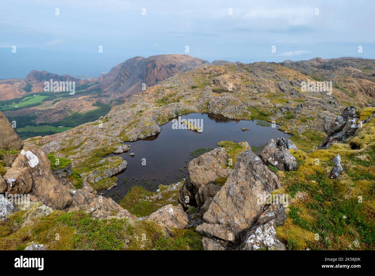 Ammira le rocce colorate sulle montagne dell'isola di Leka in Norvegia Foto Stock
