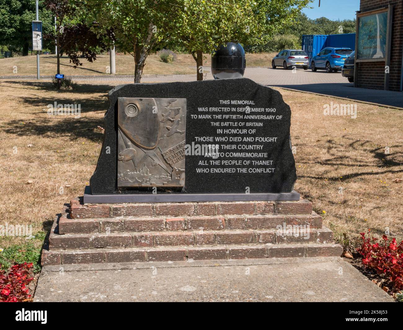 Battle of Britain Memorial nel giardino commemorativo delle forze aeree alleate fuori dal museo commemorativo Spitfire & Hurricane, Ramsgate, Kent, Regno Unito. Foto Stock