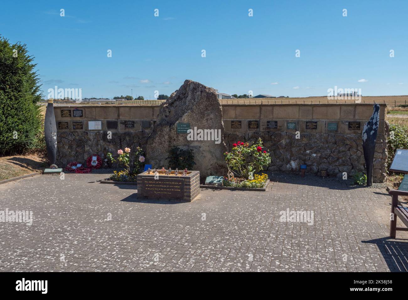 Memorial nel giardino commemorativo delle forze aeree alleate fuori dal museo commemorativo Spitfire & Hurricane, Ramsgate, Kent, Regno Unito. Foto Stock