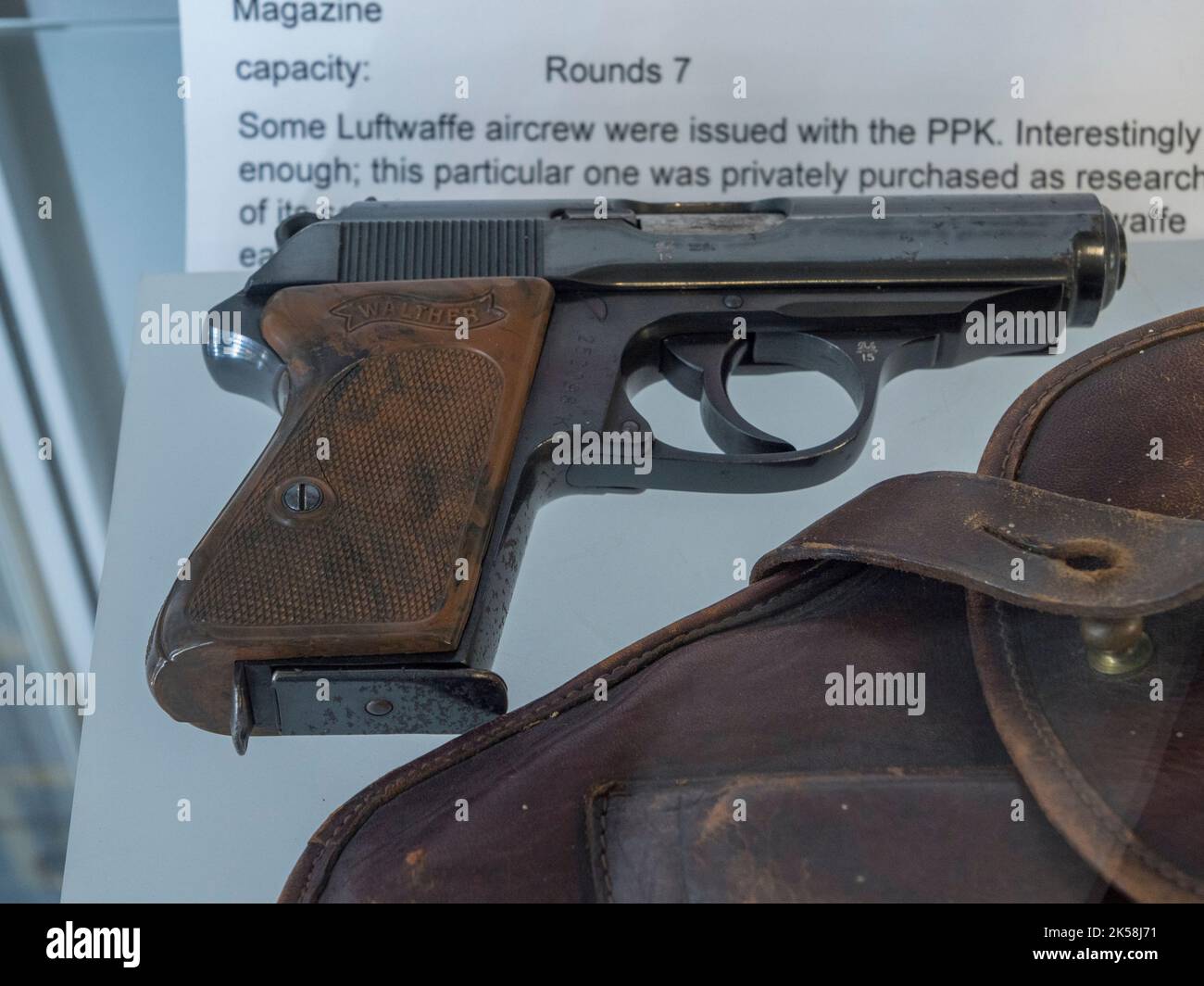 Una pistola Walther PP della seconda guerra mondiale, una PPK (pistola Polizei kriminal) nel Spitfire and Hurricane Memorial Museum, Ramsgate, Kent, Regno Unito. Foto Stock