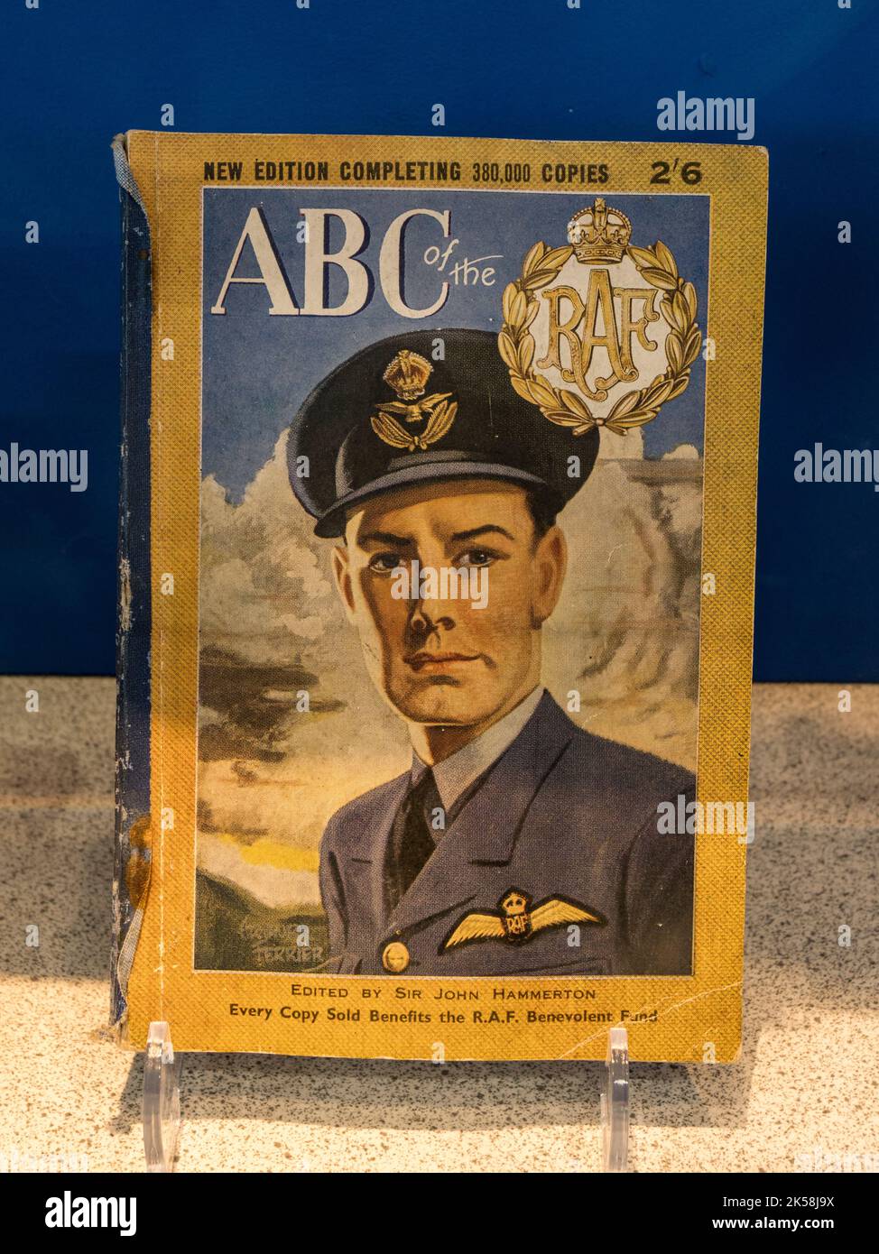 Libro "ABC della RAF" nel museo commemorativo Spitfire and Hurricane, Ramsgate, Kent, Regno Unito. Foto Stock