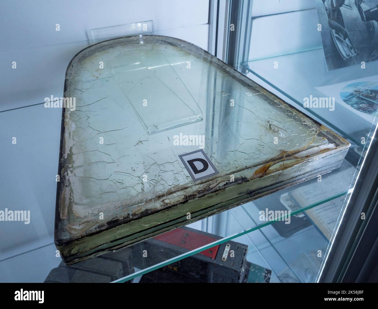Parabrezza a prova di proiettile da un Supermarine Spitfire nel Spitfire and Hurricane Memorial Museum, Ramsgate, Kent, Regno Unito. Foto Stock