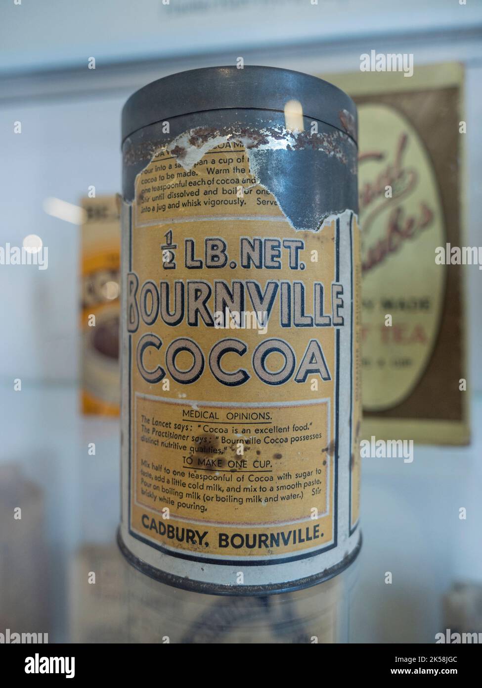 Una lattina 1/2lb di Bournville Cocoa di Cadbury, Bournville nel museo commemorativo di Spitfire e Hurricane, Ramsgate, Kent, Regno Unito. Foto Stock