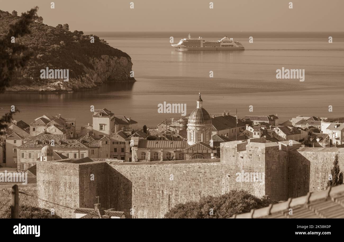 DUBROVNIK, CROAZIA, EUROPA - la città fortificata di Dubrovnik sulla costa della Dalmazione, e la nave da crociera. Foto Stock