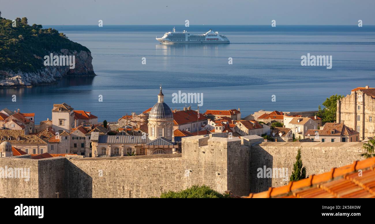 DUBROVNIK, CROAZIA, EUROPA - la città fortificata di Dubrovnik sulla costa della Dalmazione, e la nave da crociera. Foto Stock