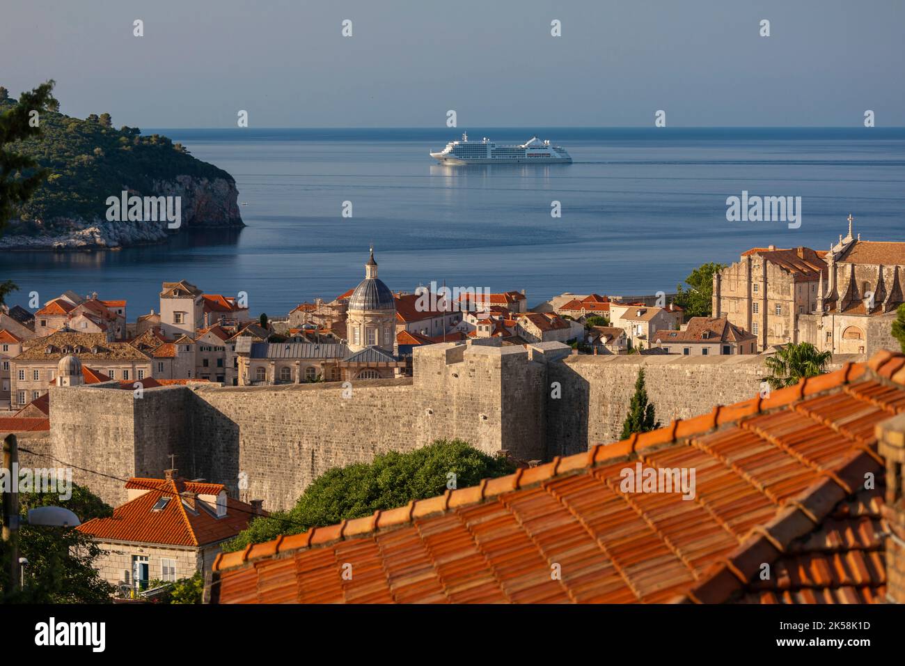 DUBROVNIK, CROAZIA, EUROPA - la città fortificata di Dubrovnik e nave da crociera sulla costa della Dalmazione. Foto Stock