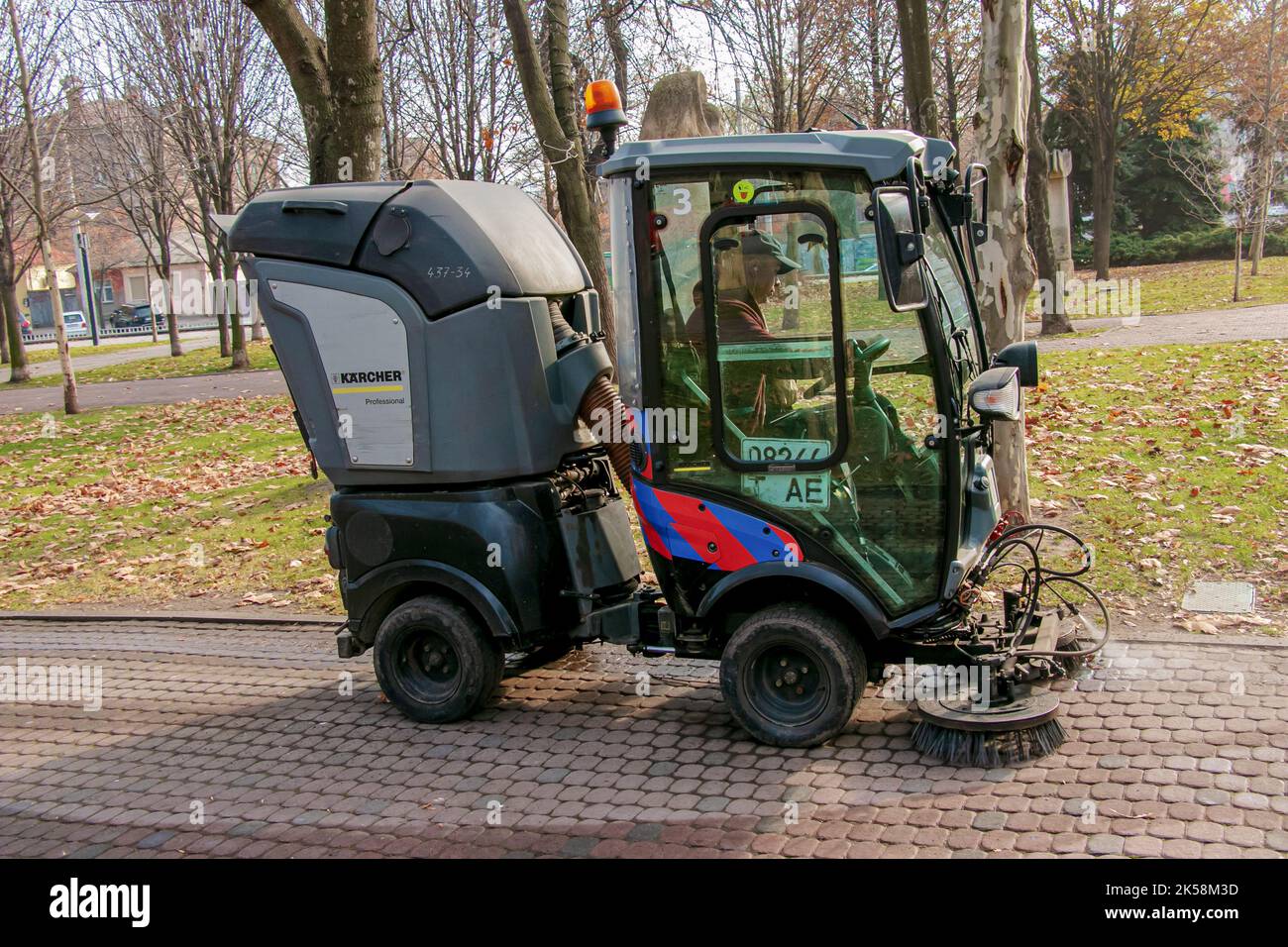 Dnepropetrovsk, Ucraina - 11.22.2021: Il servizio municipale svolge lavori stagionali nel parco. Le spazzole spazzolano l'asfalto. Foto Stock