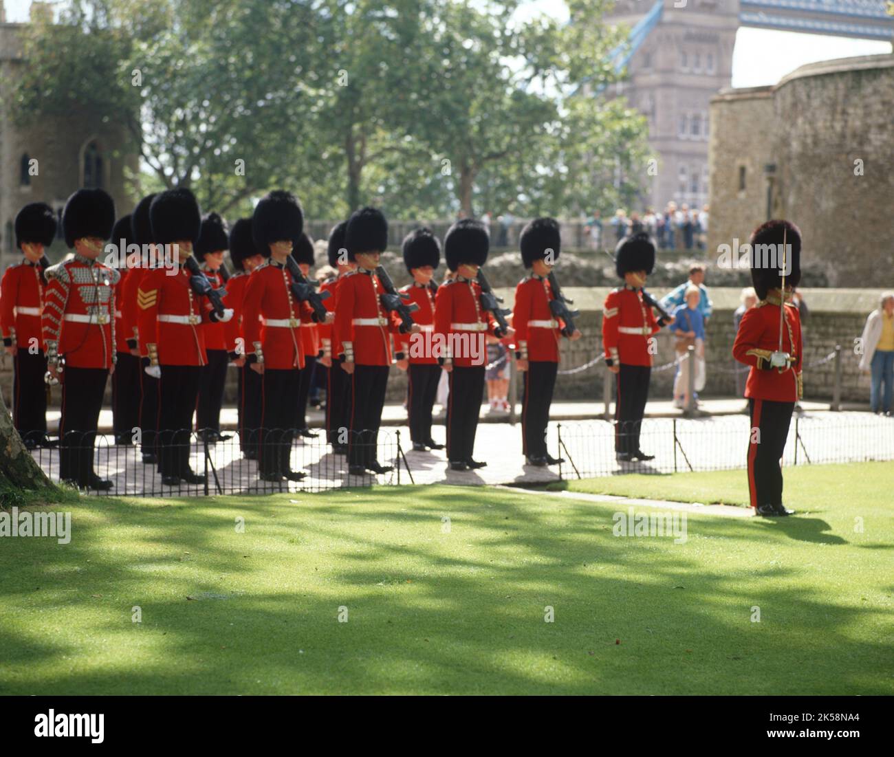 Regno Unito, Inghilterra, Londra, Tower Hill, Cambio delle Guardie, si svolge ogni 2 ore con la Sentry at Jewel House per proteggere i Gioielli della Corona. Foto Stock