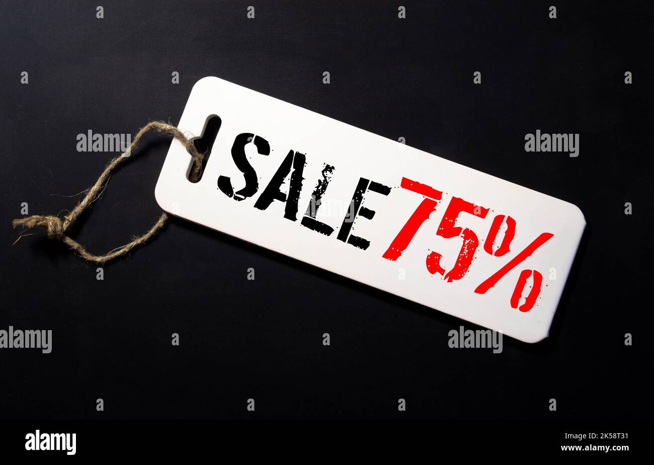 Testo al 75% su cubi di legno su sfondo bianco Foto Stock