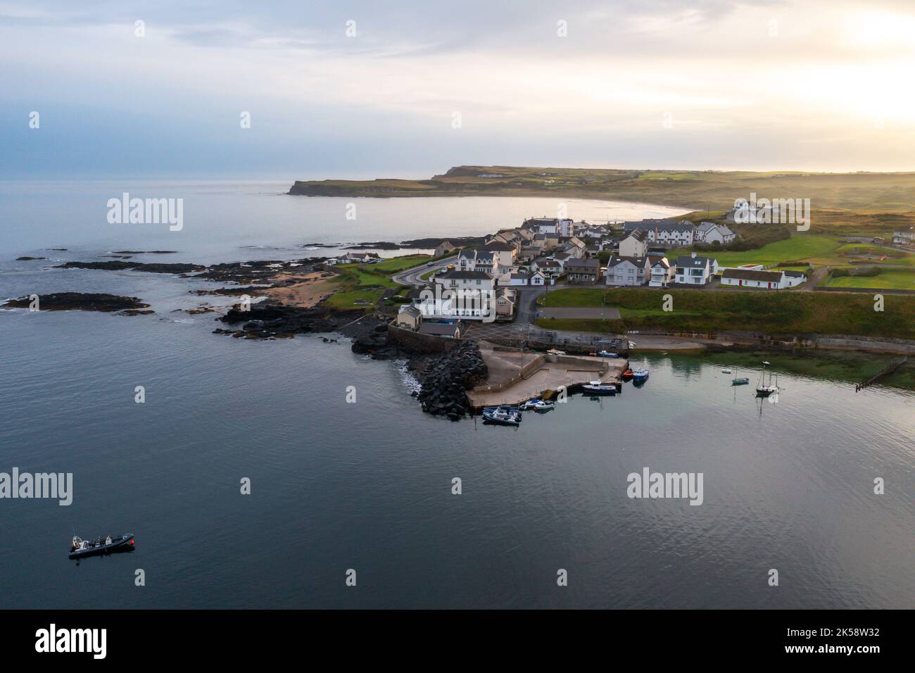 Portballintrae , Irlanda del Nord dal cielo. Foto Stock