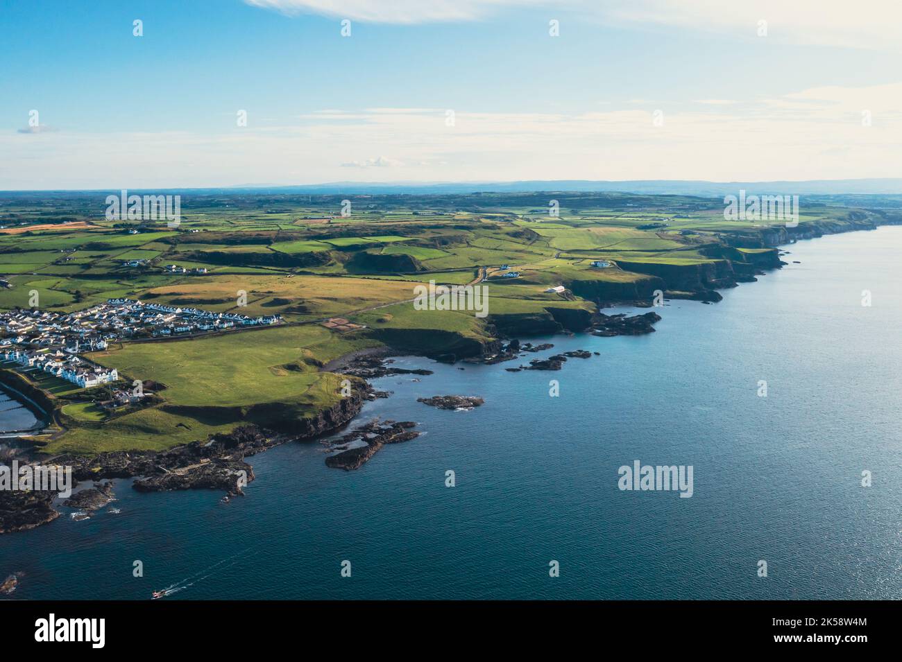Portballintrae , Irlanda del Nord dal cielo. Foto Stock