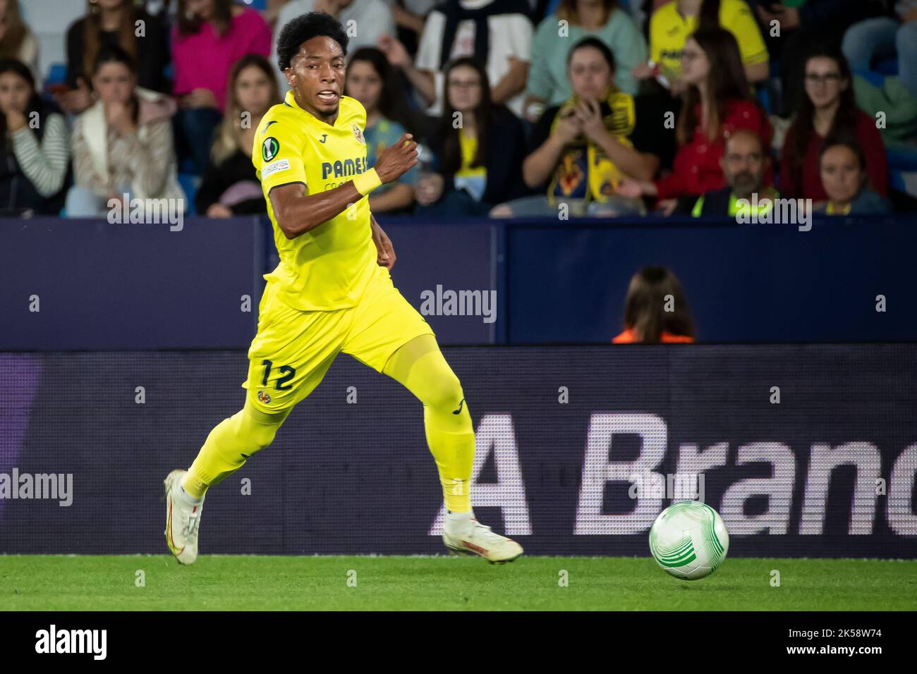 Valencia, Spagna, 6 ottobre 2022. Johan Mojica di Villarreal durante la partita della UEFA Europa Conference League tra Villarreal CF e FK Austria Wien allo stadio Ciutat de Valencia. Foto di Jose Miguel Fernandez /Alamy Live News ) Foto Stock