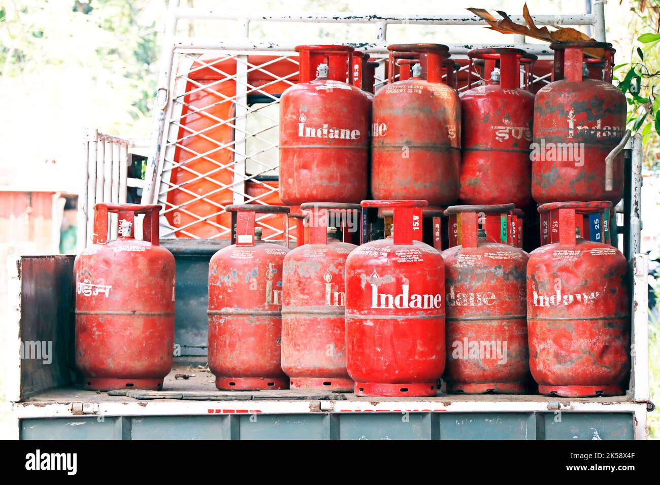 Kochi, Kerala, India -17 febbraio 2021 gas di petrolio liquido ( GPL ) immagazzinato in un camion o furgone per scopo di distribuzione domestico Foto Stock