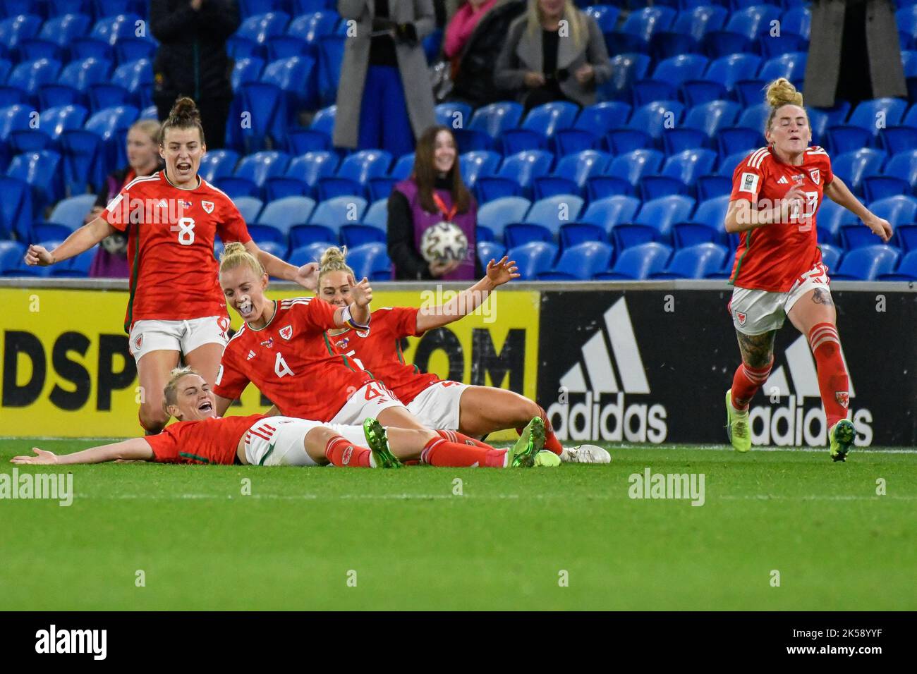 Cardiff, Galles. 6 ottobre 2022. Jess Fishlock of Wales festeggia l'apertura del gol con i suoi compagni di squadra durante la partita di Play-off della Coppa del mondo FIFA femminile tra il Galles e la Bosnia-Erzegovina al Cardiff City Stadium di Cardiff, Galles, Regno Unito, il 6 ottobre 2022. Credit: Duncan Thomas/Majestic Media. Foto Stock
