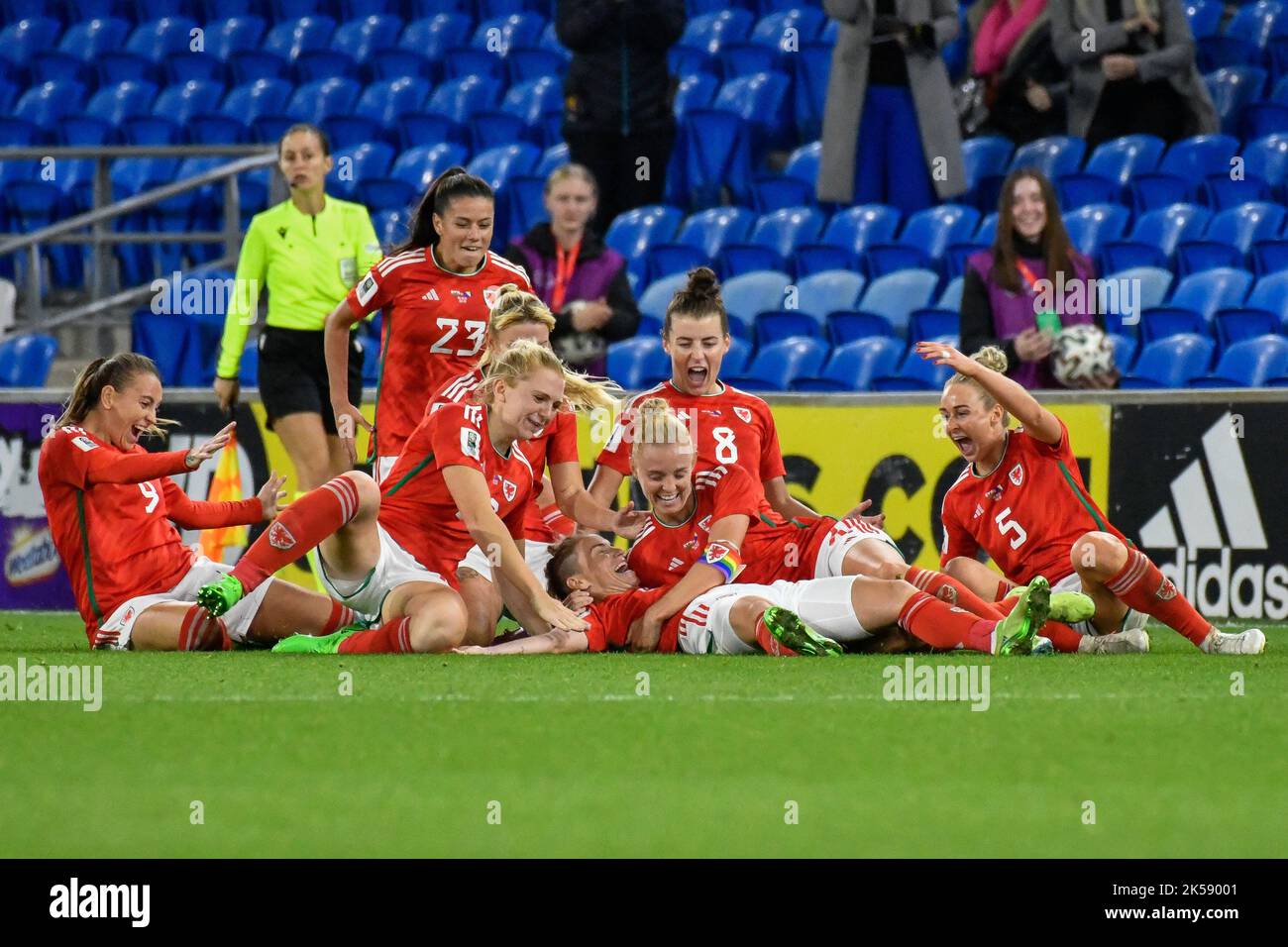 Cardiff, Galles. 6 ottobre 2022. Jess Fishlock of Wales festeggia l'apertura del gol con i suoi compagni di squadra durante la partita di Play-off della Coppa del mondo FIFA femminile tra il Galles e la Bosnia-Erzegovina al Cardiff City Stadium di Cardiff, Galles, Regno Unito, il 6 ottobre 2022. Credit: Duncan Thomas/Majestic Media. Foto Stock