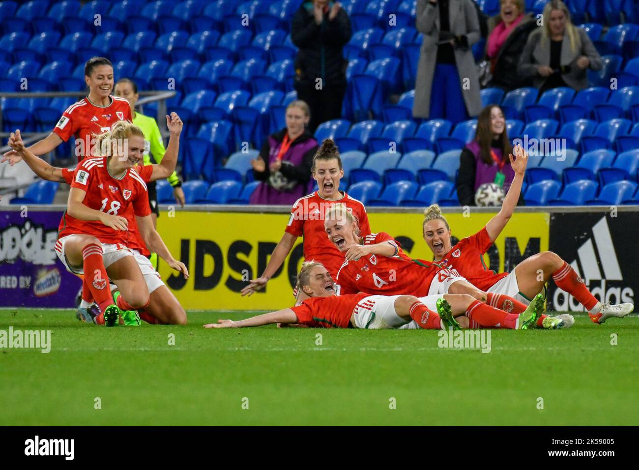 Cardiff, Galles. 6 ottobre 2022. Jess Fishlock of Wales festeggia l'apertura del gol con i suoi compagni di squadra durante la partita di Play-off della Coppa del mondo FIFA femminile tra il Galles e la Bosnia-Erzegovina al Cardiff City Stadium di Cardiff, Galles, Regno Unito, il 6 ottobre 2022. Credit: Duncan Thomas/Majestic Media. Foto Stock