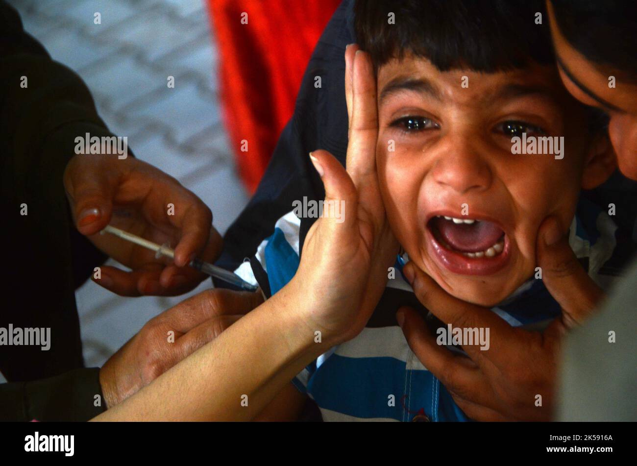 Peshawar, Pakistan. 06th Ott 2022. Uno studente riceve un vaccino contro la febbre tifoide durante una campagna di vaccinazione a Peshawar, presso la scuola modello di Peshawar via Warsak. Secondo il reparto sanitario, tutti i bambini di età compresa tra 9 mesi e 15 anni saranno vaccinati nella prima fase della campagna. (Foto di Hussain Ali/Pacific Press) Credit: Pacific Press Media Production Corp./Alamy Live News Foto Stock
