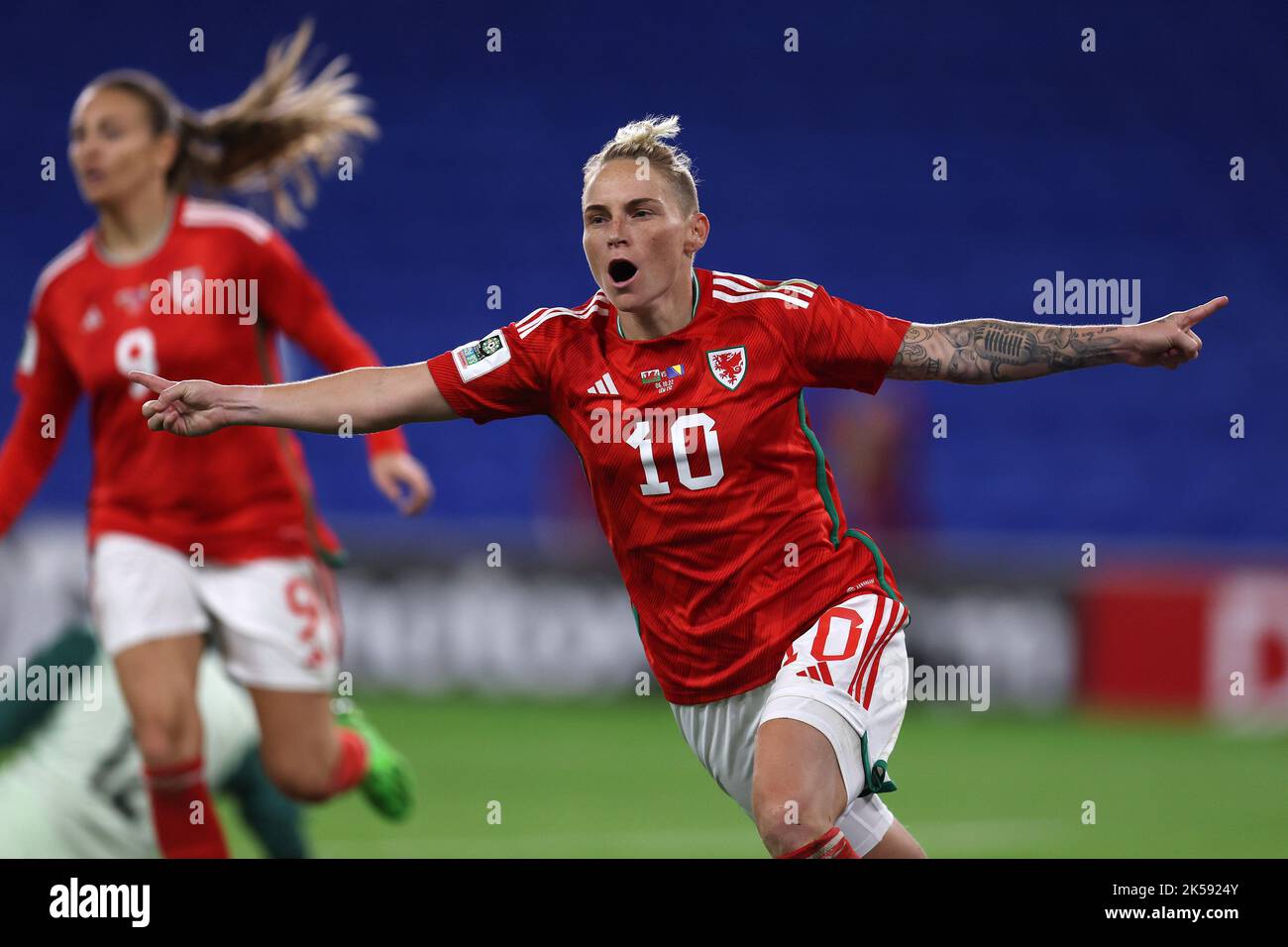 Cardiff, Regno Unito. 06th Ott 2022. Jessica Fishlock of Wales donne celebra un obiettivo. Donne del Galles contro donne della Bosnia-Erzegovina, Coppa del mondo delle donne FIFA 2023 UEFA Qualifiche giocate al Cardiff City Stadium, Galles del Sud, giovedì 6th ottobre 2022. Solo per uso editoriale, foto di Andrew Orchard/Andrew Orchard sports photography/Alamy Live news Credit: Andrew Orchard sports photography/Alamy Live News Foto Stock