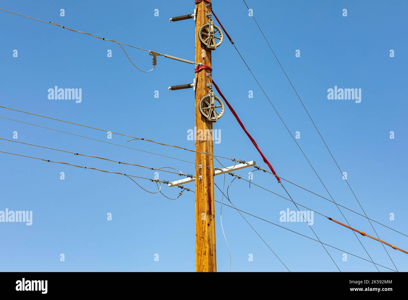 Polo di alimentazione laminato pronto per l'installazione su linea elettrica. Concetto di manutenzione, riparazione e aggiornamento dell'infrastruttura Foto Stock
