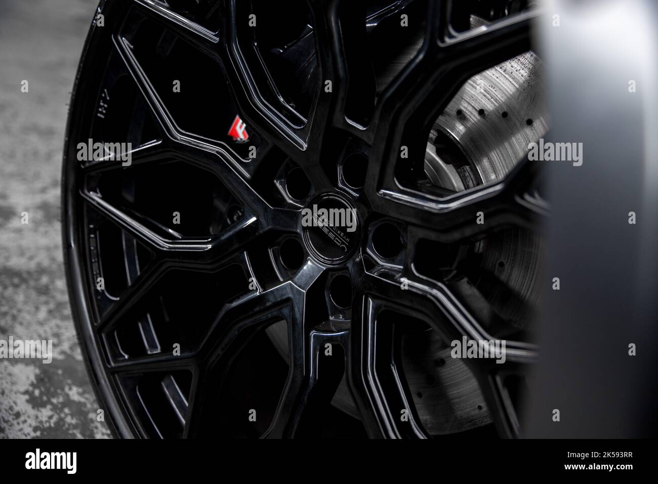 Il cerchio in lega anteriore Gloss Black Aftermarket Vossen con freni Audi RS su Un'Audi RS6 C8 Avant da 2021 mm Foto Stock