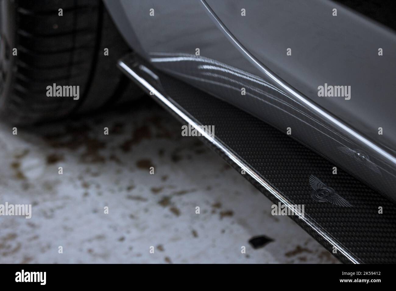 Logo del logo Bentley Wings sulle minigonne laterali opzionali in fibra di carbonio di Un Bentley Flying Spur del 2022 Foto Stock