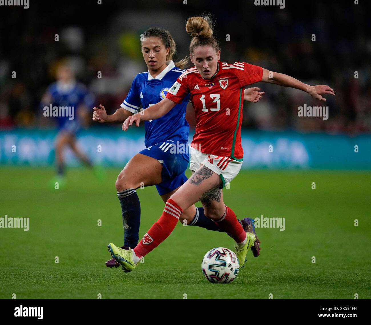Cardiff, Wales, 6, Ottobre, 2022,Rachel Rowe (Wales) dribbles ball , durante la Coppa del mondo di donne FIFA 2023 Play-off First Round, Credit:, Graham Glendinning,/ Alamy Live News Punteggio finale: 1-0 Foto Stock