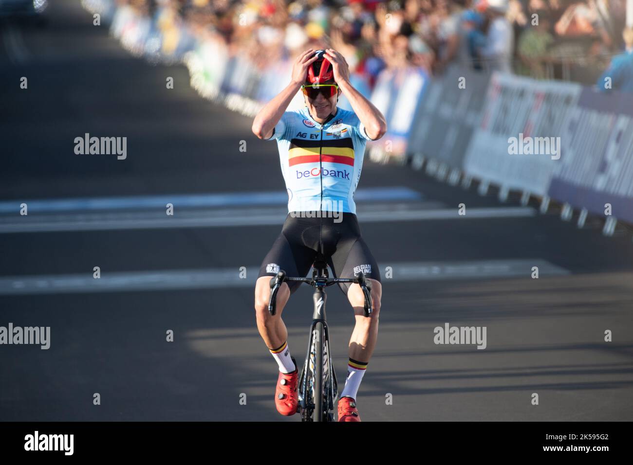 Remco Evenepoel del Belgio festeggia la vittoria nel campionato mondiale di corse su strada degli Elite Men. Campionato del mondo di strada UCI 2022 a Wollongong, AUS. Foto Stock