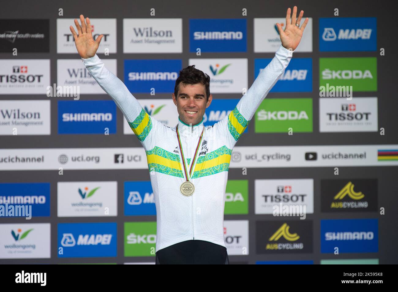 Michael Mathews dell'Australia sul podio ricevendo la medaglia di bronzo per il suo terzo posto finale nella gara su strada degli Elite Men, 2022 UCI World Champ. Foto Stock