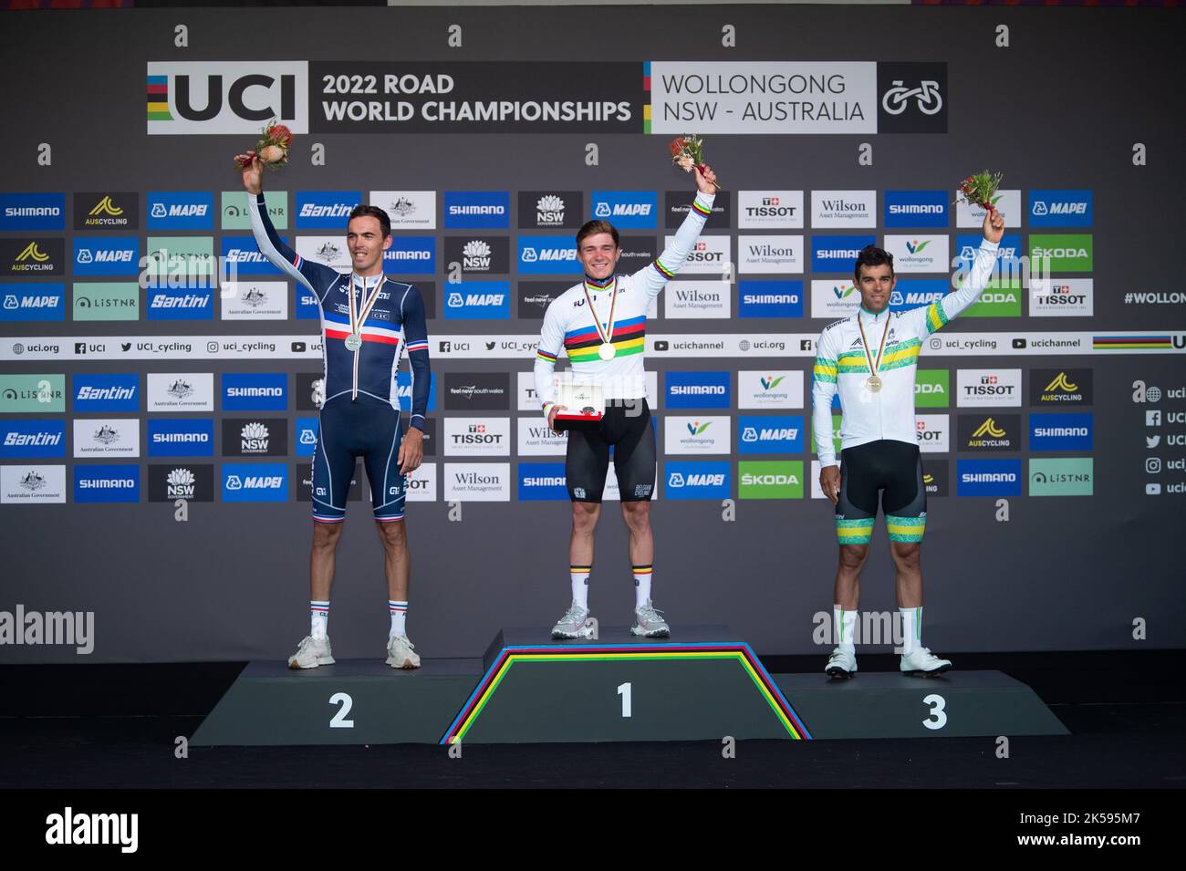 Il podio maschile della gara su strada di Remco Evenepoel, Belgio primo(C), Christophe Laporte Francia secondo(L) e Michael Mathews dell'Australia terzo(R) Foto Stock