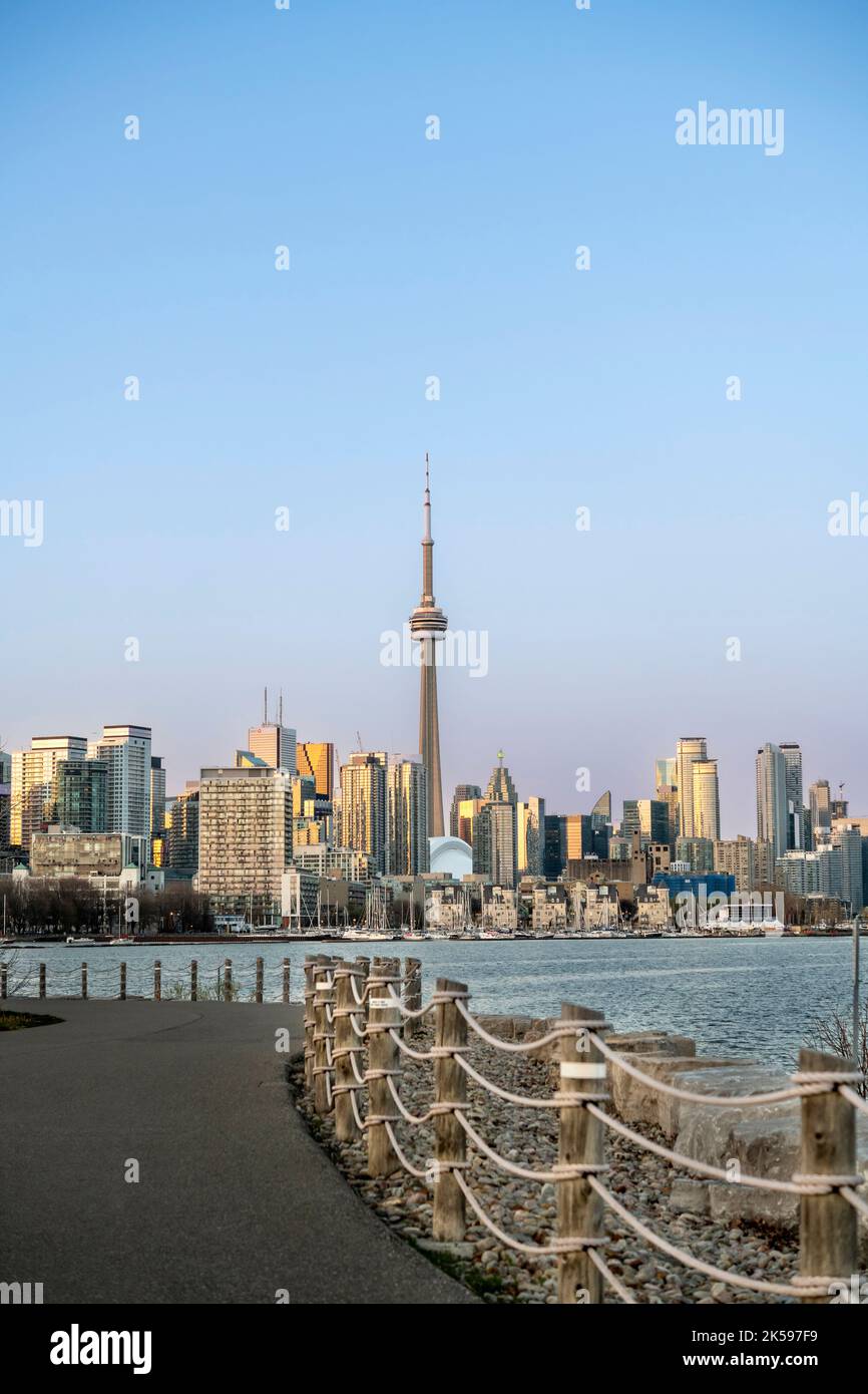 Lo skyline di Toronto e la CN Tower visti dal Trillium Park a Ontario Place Foto Stock