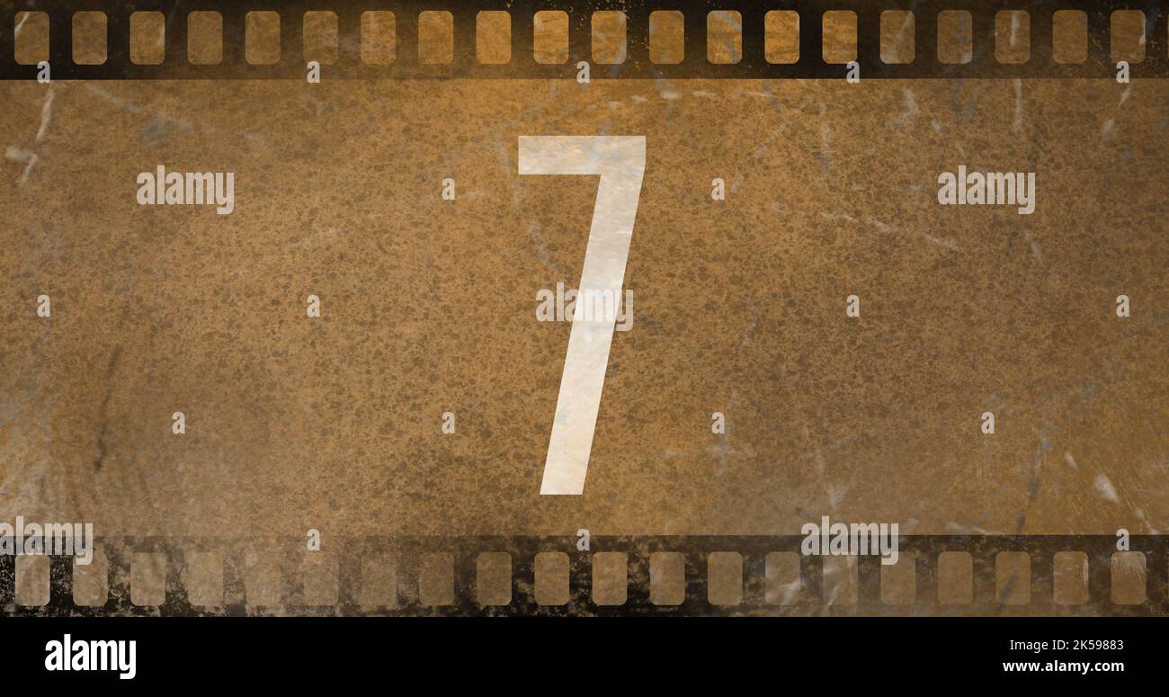 Composto di testo bianco numero 7 su vecchia pellicola negativa della fotocamera, spazio di copia Foto Stock
