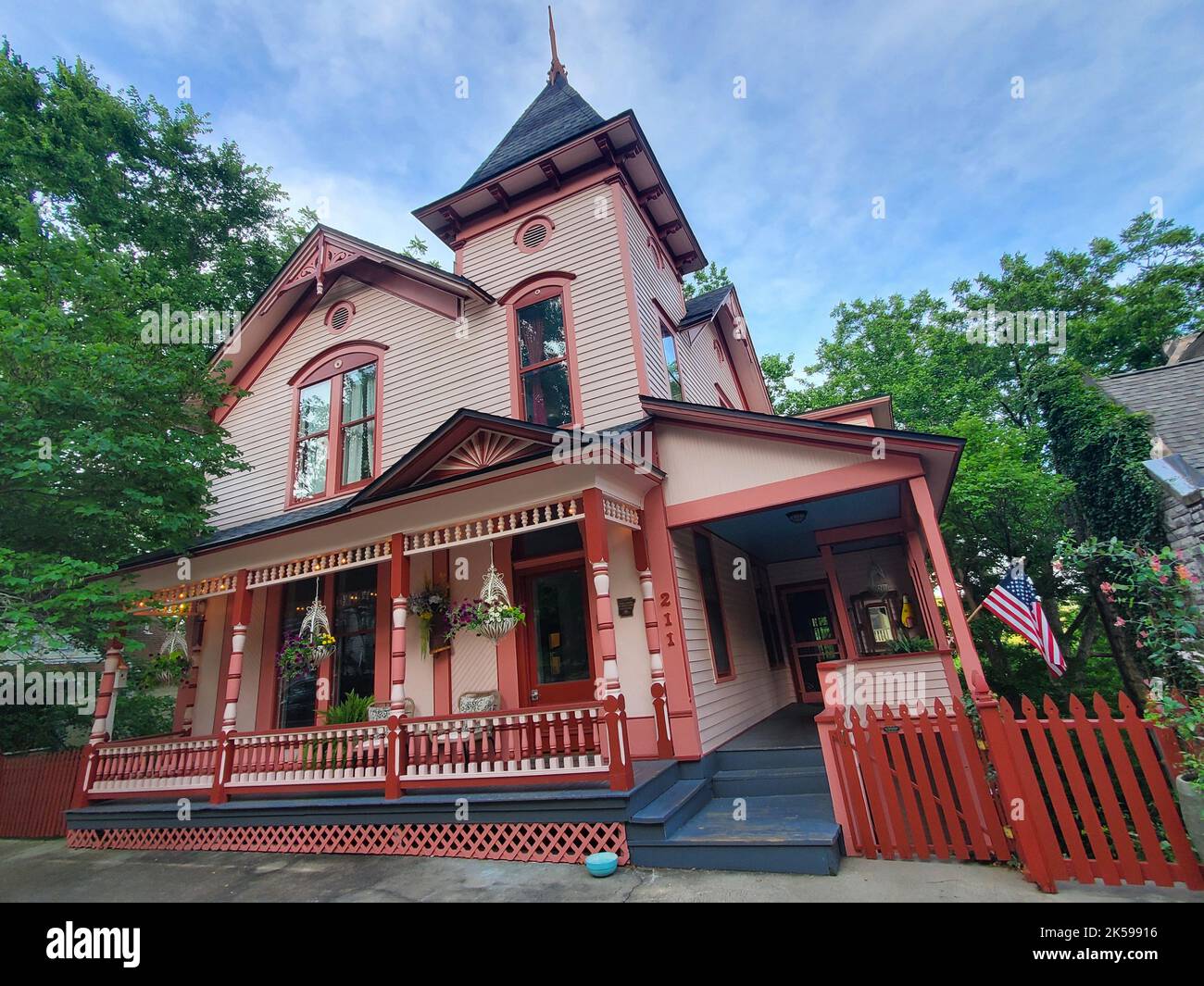 Eureka Springs, Arkansas, U.S.A - 23 giugno 2022 - l'esterno anteriore della casa rossa e rosa in stile vittoriano Foto Stock