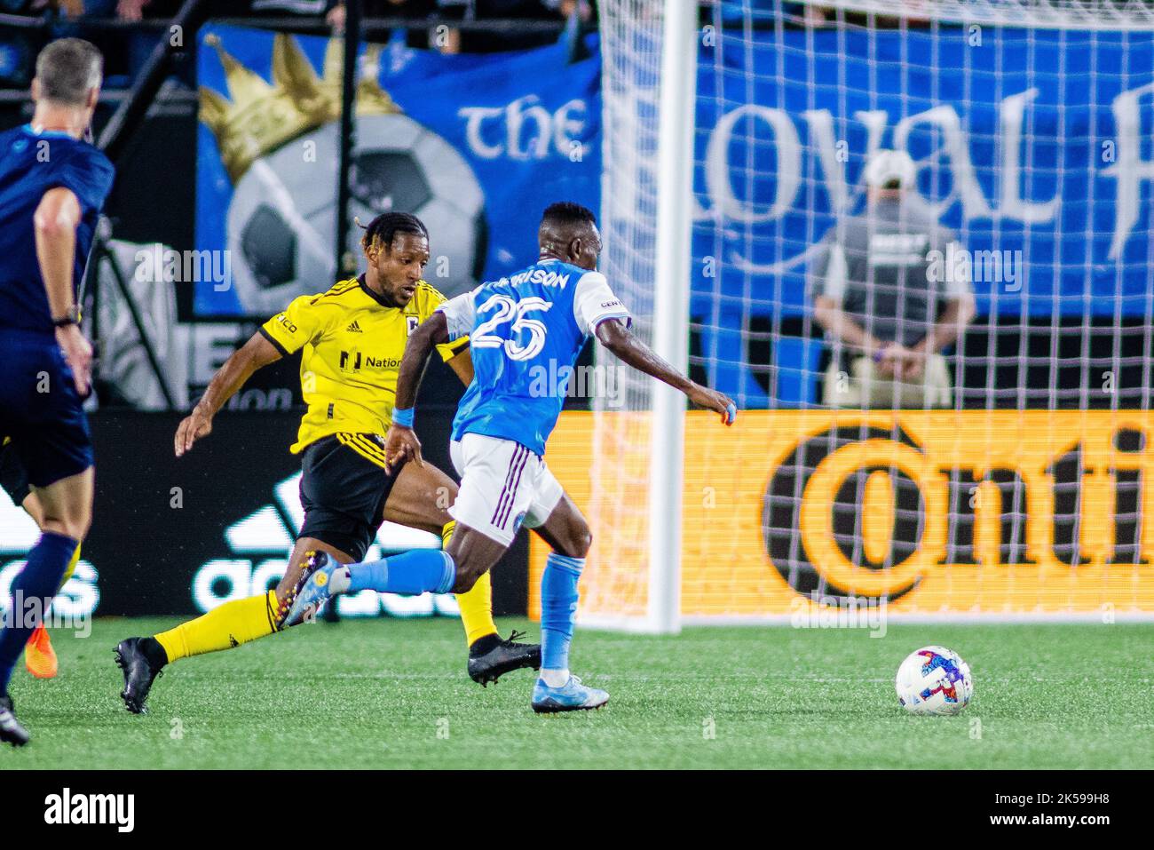 Charlotte, North Carolina, Stati Uniti. 5th Ott 2022. Steven Moreira (31) difende il difensore del Charlotte FC Harrison Afful (25) durante la seconda metà della partita di calcio della Major League al Bank of America Stadium di Charlotte, NC. (Scott KinserCal Sport Media). Credit: csm/Alamy Live News Foto Stock