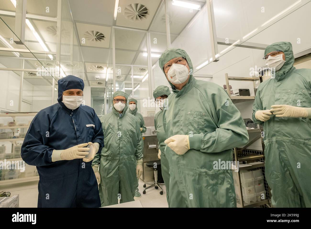 31.05.2022, Germania, bassa Sassonia, Hannover - Stephan Weil (SPD), Ministro Presidente della bassa Sassonia, visita il laboratorio di Nano e Quantum Engin Foto Stock