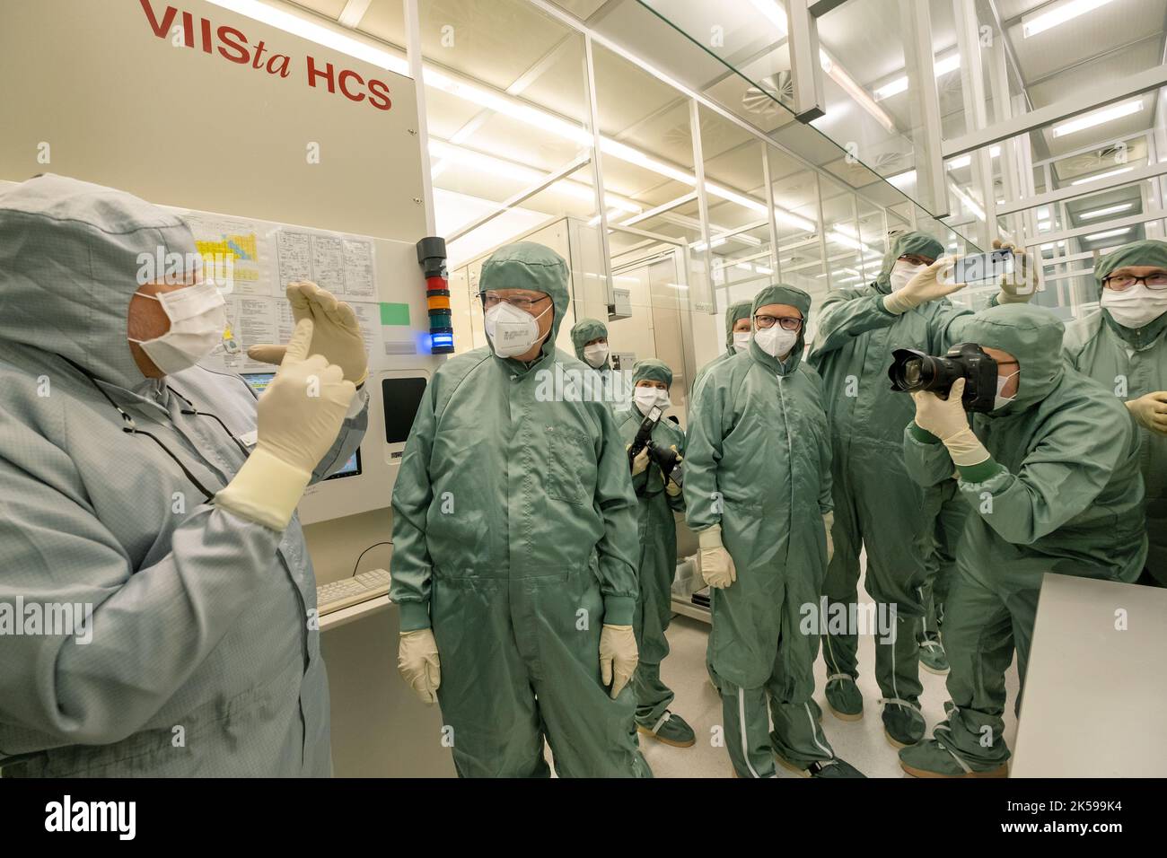 31.05.2022, Germania, bassa Sassonia, Hannover - Stephan Weil (SPD), Ministro Presidente della bassa Sassonia, visita il laboratorio di Nano e Quantum Engin Foto Stock