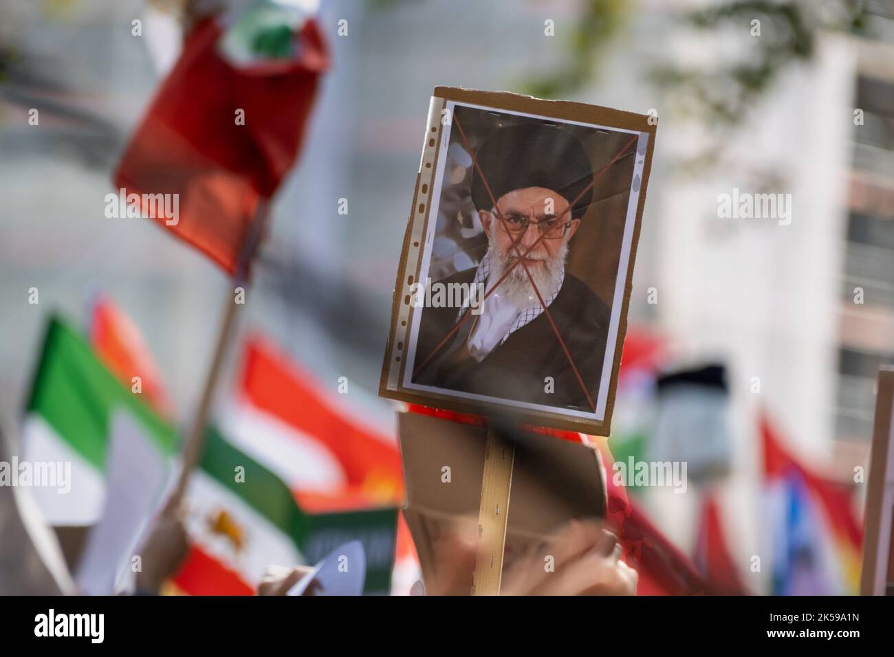 01.10.2022, Germania, Amburgo, Amburgo - gli iraniani che vivono in Germania mostrano solidarietà con la rivolta contro i mullah in Iran dopo la morte di ma Foto Stock