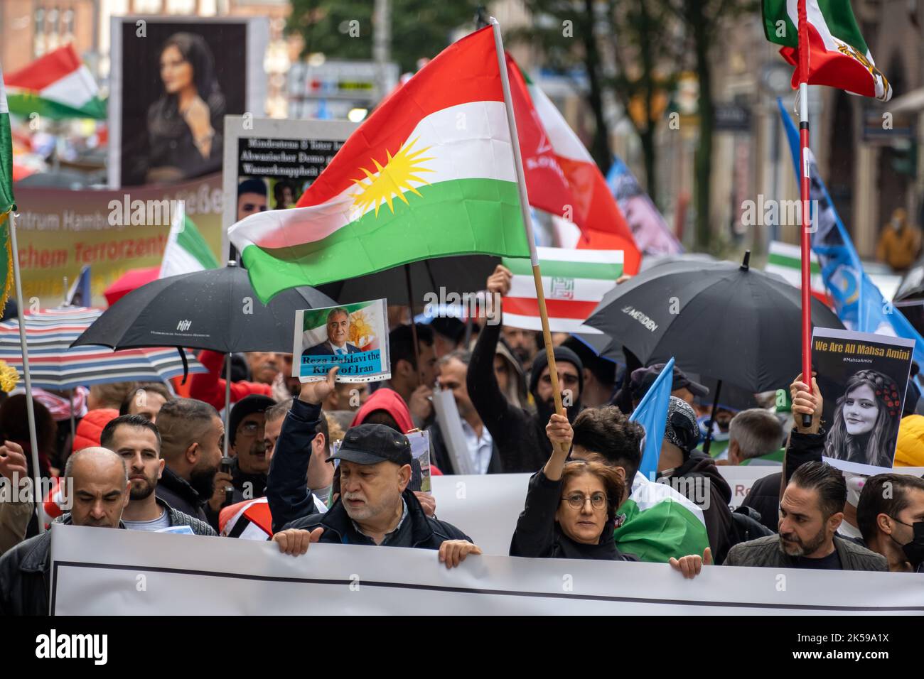 01.10.2022, Germania, Amburgo, Amburgo - gli iraniani che vivono in Germania mostrano solidarietà con la rivolta contro i mullah in Iran dopo la morte di ma Foto Stock
