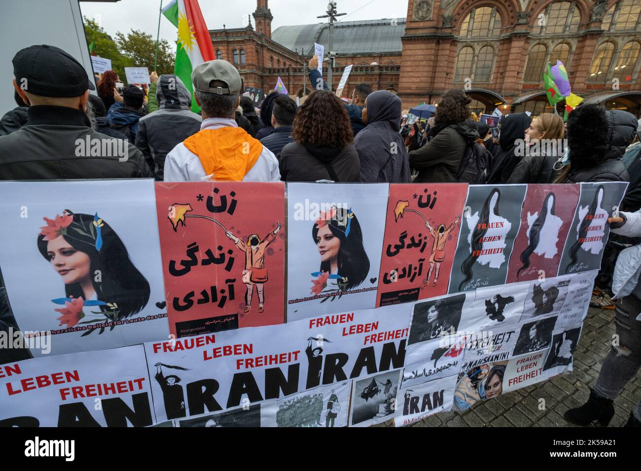 26.09.2022, Germania, Brema, Brema - gli iraniani che vivono in Germania mostrano solidarietà con la rivolta contro i mullah in Iran dopo la morte di Mahs Foto Stock
