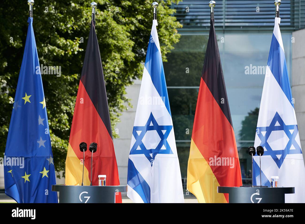 12.09.2022, Germania, Berlino, Berlino - il podio vuoto per la conferenza stampa congiunta di un ospite di stato israeliano nel giardino del Cancelliere's offi Foto Stock