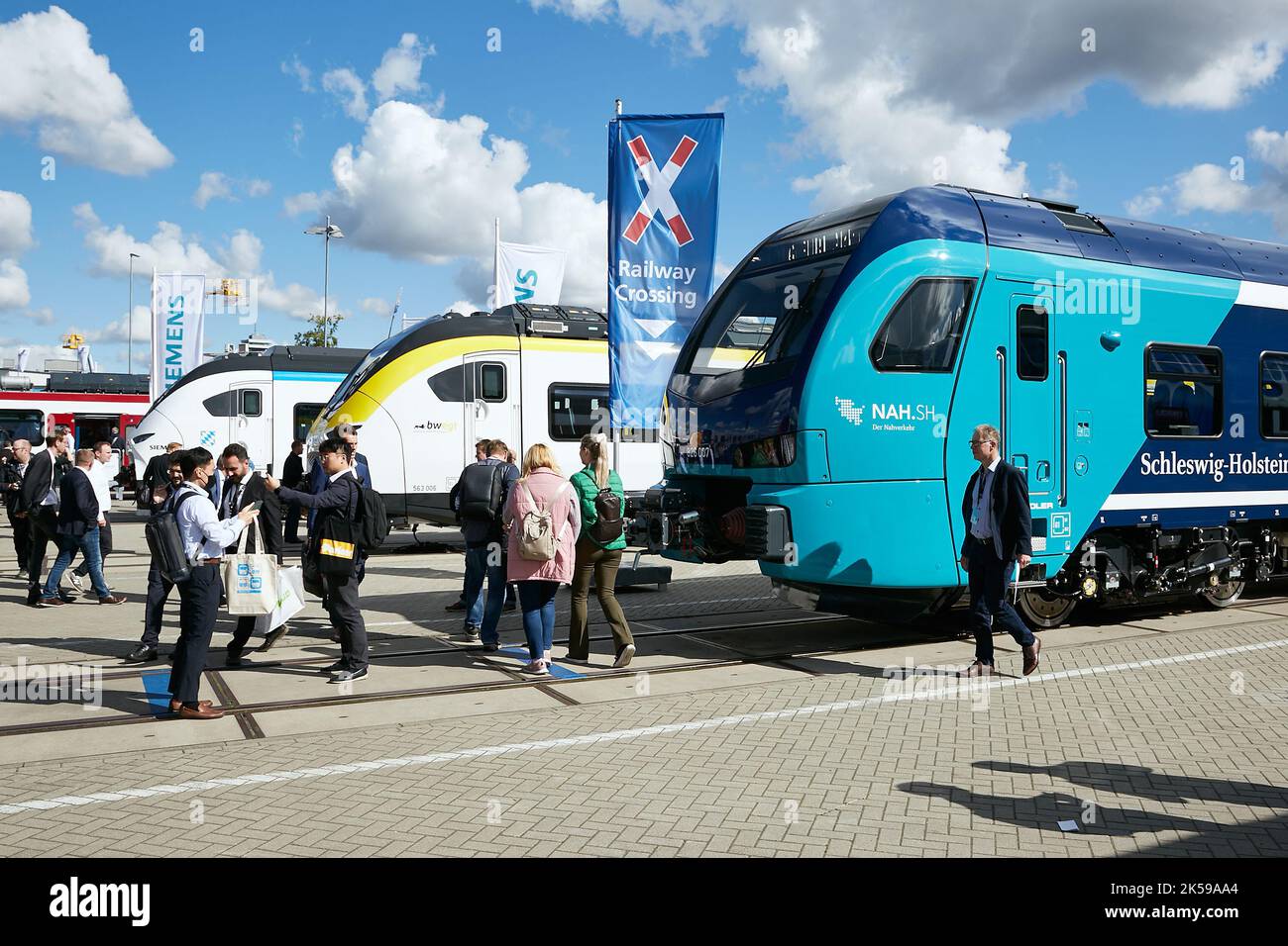 22.09.2022, Germania, Berlino, Berlino - le aziende Stadler Rail e SIEMENS presentano treni MIREO con unità alternative nell'area esterna della i Foto Stock