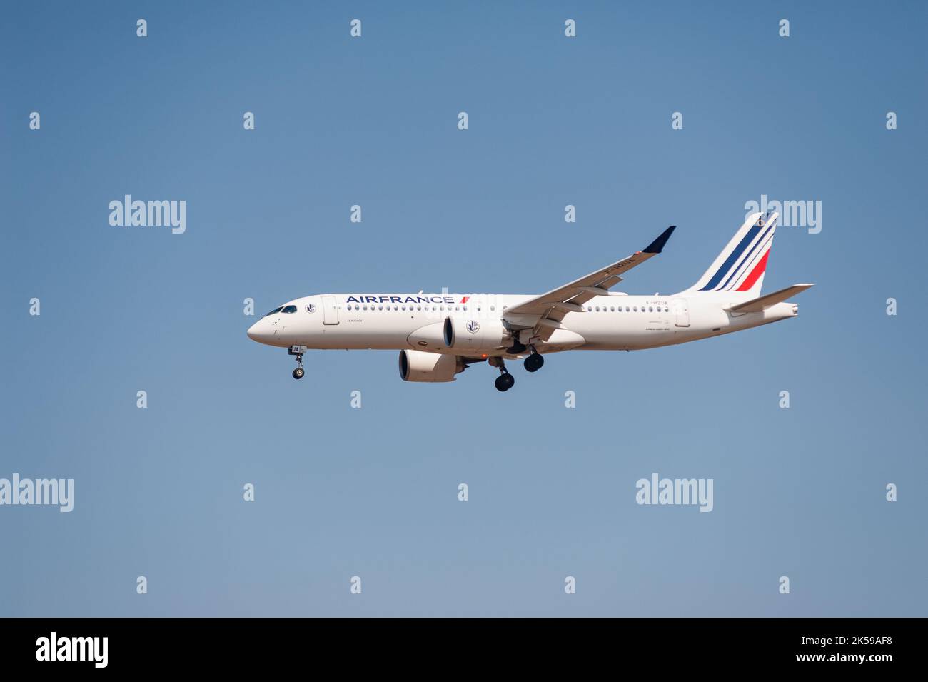 31.07.2022, Germania, Berlino - un aereo Air France Airbus A220-300 passeggeri con immatricolazione F-HZUA in avvicinamento all'aeroporto Berlin Brandenburg BER. Foto Stock