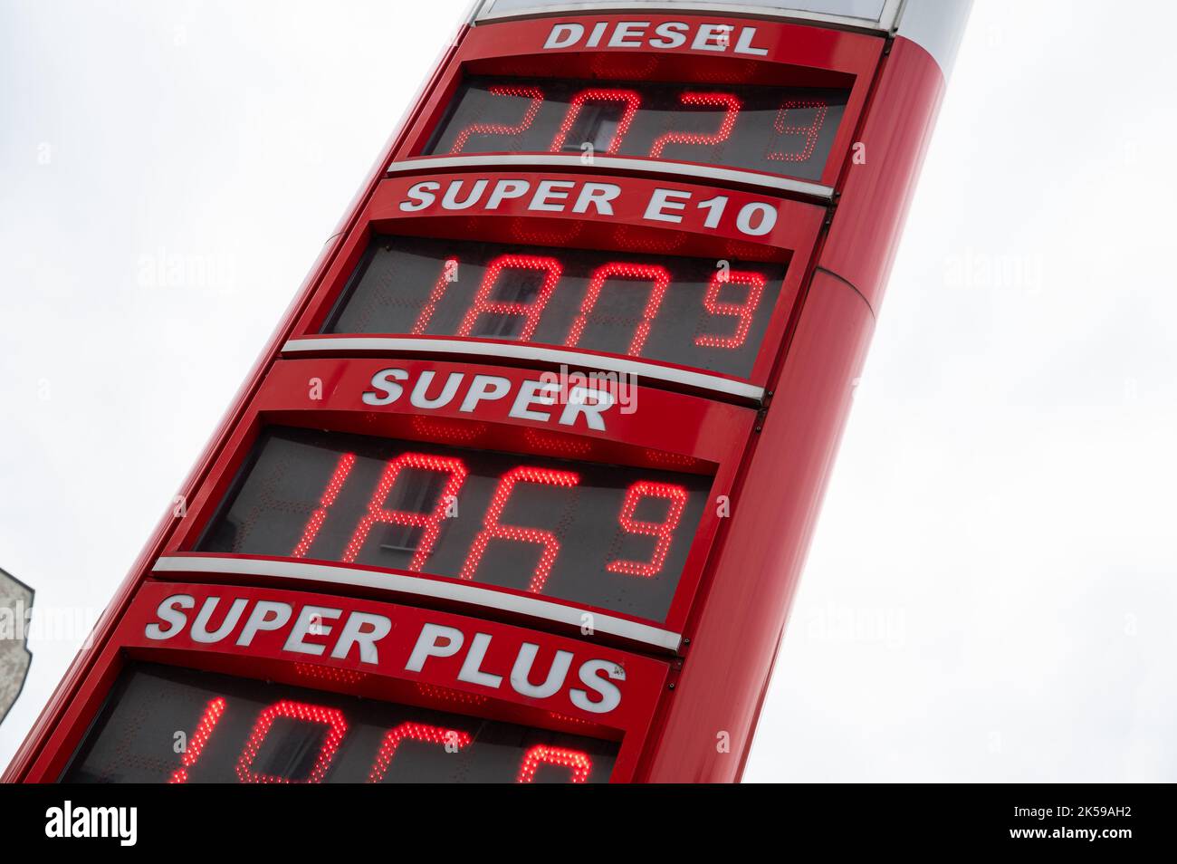 15.09.2022, Germania, Berlino - una scheda elettronica dei prezzi mostra i prezzi del carburante per benzina e diesel presso una stazione di servizio Star. 0SL220915D012CAROEX.JPG [MODALITÀ Foto Stock