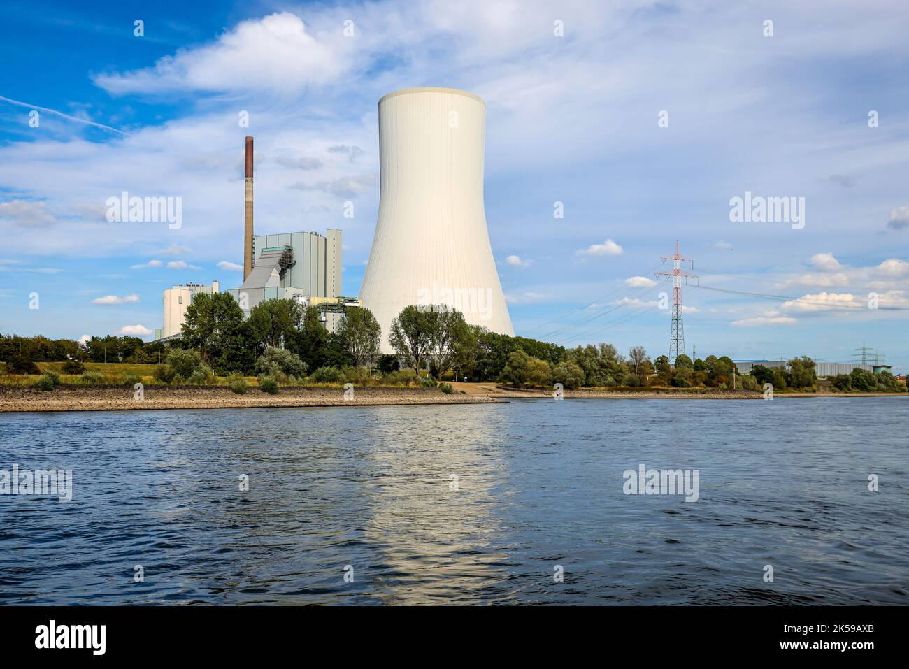 25.08.2022, Germania, Renania settentrionale-Vestfalia, Duisburg - STEAG centrale a carbone duro Walsum sul Reno con acqua bassa. 00X220825D020CAROEX.JPG Foto Stock