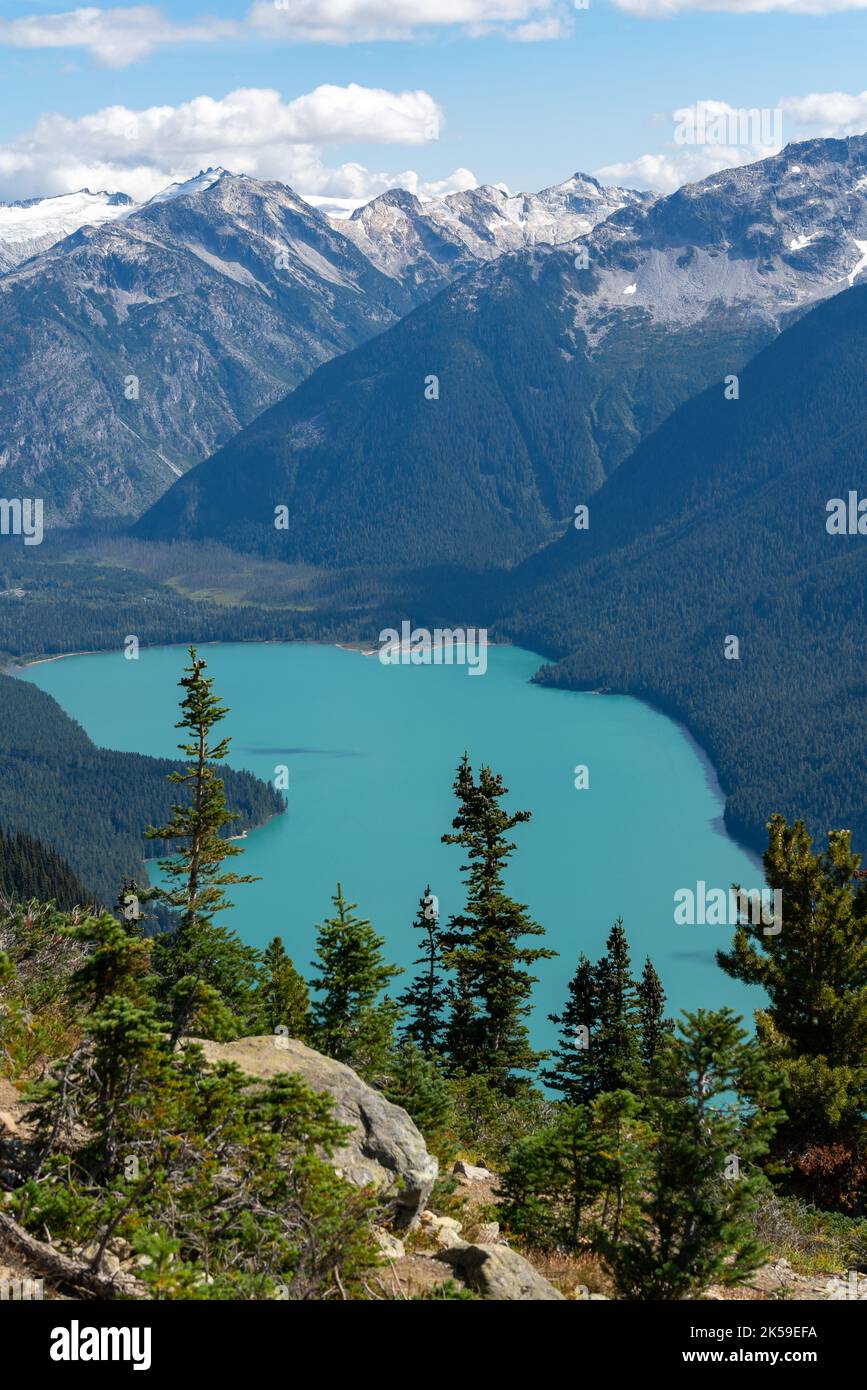Tranquillità alpina dall'High Note Trail che si affaccia sul fascino azzurro del lago Cheakamus. Foto Stock