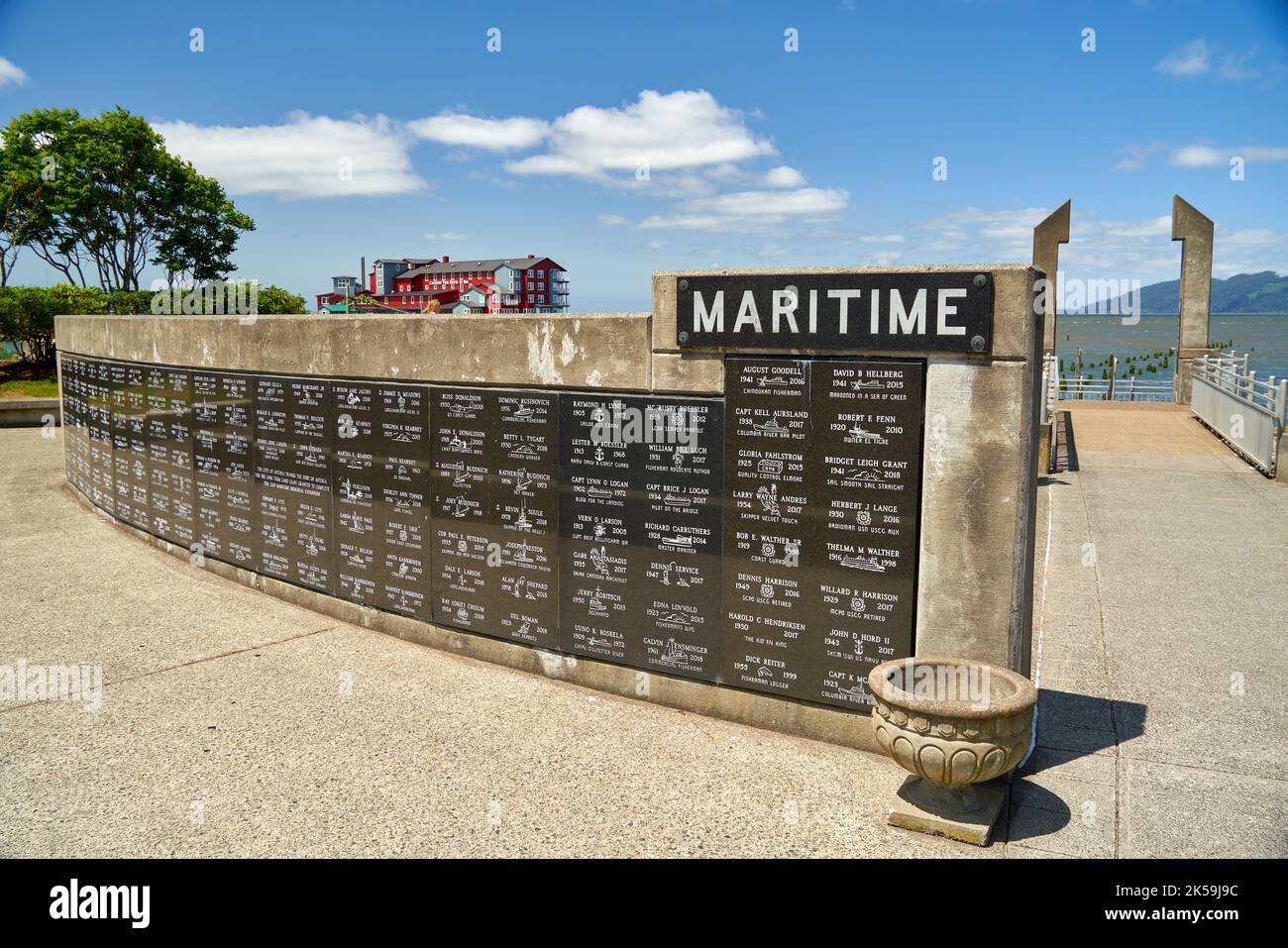 Muro commemorativo marittimo sul fiume Columbia ad Astoria, Oregon. Foto Stock