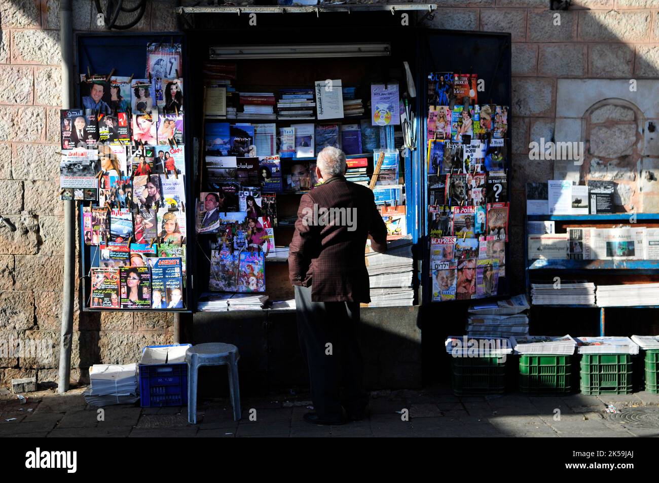 Stallo di riviste e giornali a Gerusalemme est. Foto Stock
