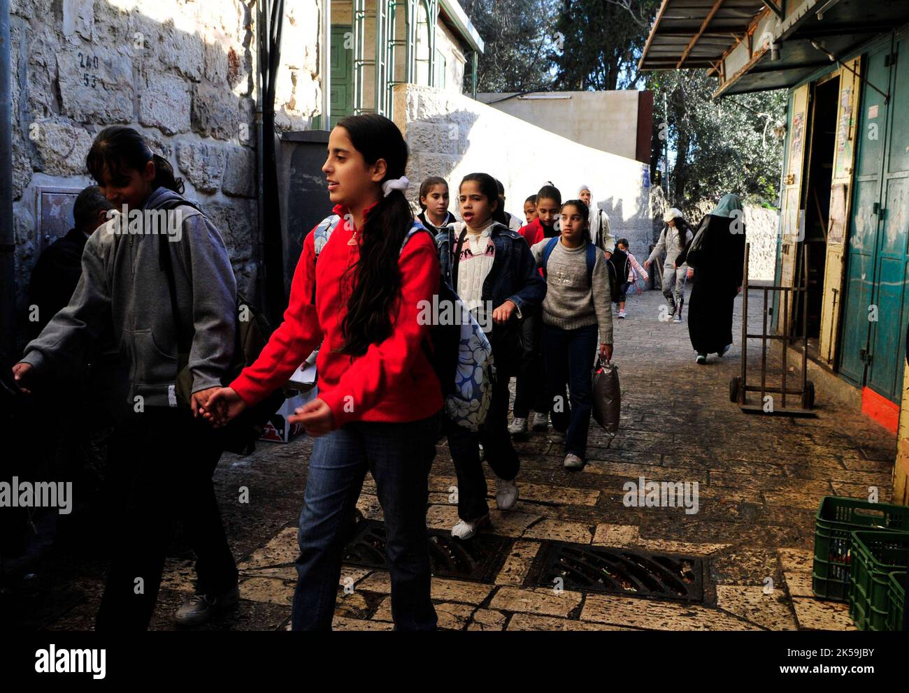 Studenti palestinesi che camminano nel quartiere musulmano della città vecchia di Gerusalemme. Foto Stock